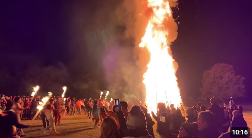 Bonfire夜のシーン：松明を手に集まる生徒たち、4階建ての炎が夜空に立ち上る|id=1674