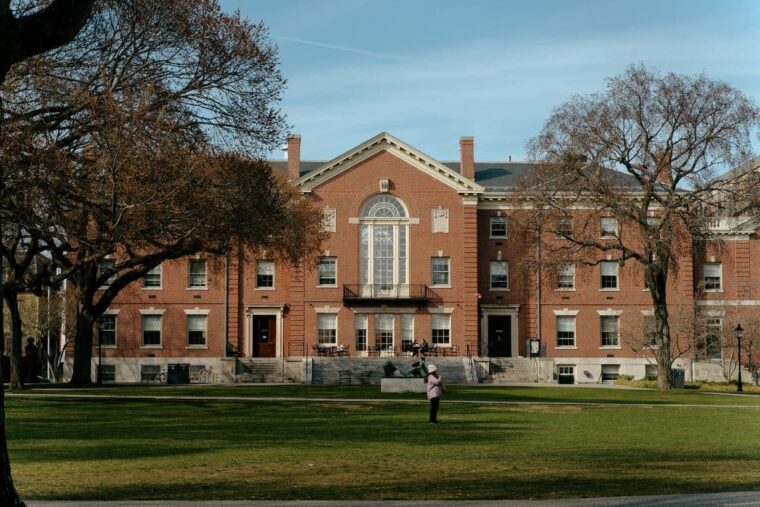 アメリカの大学キャンパスのれんが造りの校舎と芝生の広場